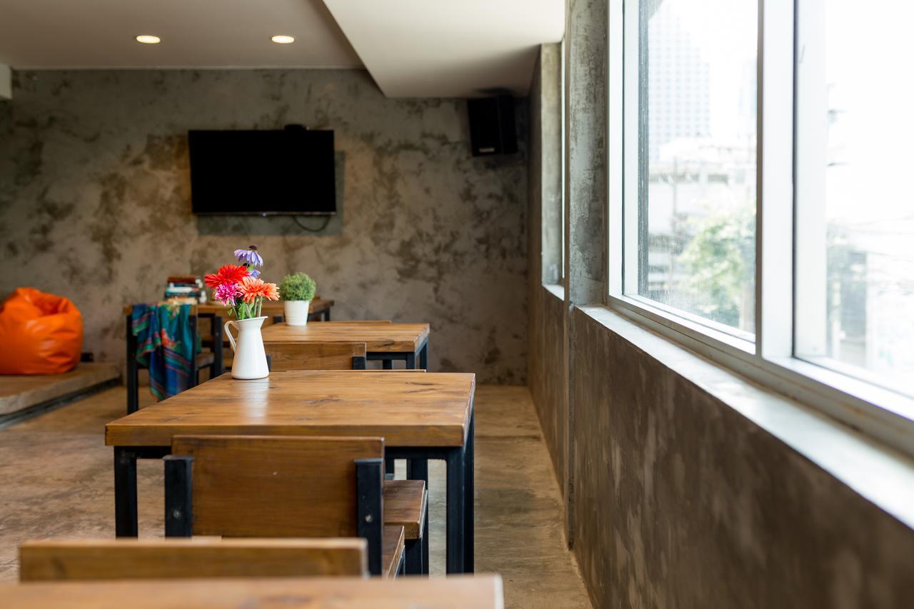 Revolution Hostel Asoke Bangkok Ngoại thất bức ảnh