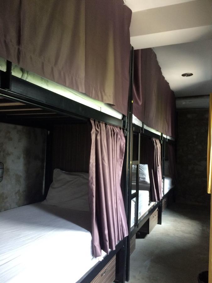 Revolution Hostel Asoke Bangkok Ngoại thất bức ảnh